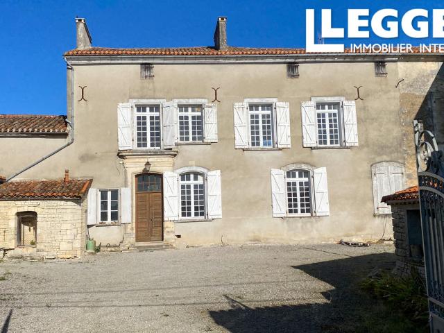 Logis du XVIII à rénover. 5 chambres. Cour. Jardin clos. Garage/dépendances. Proche Angoulême et commodités