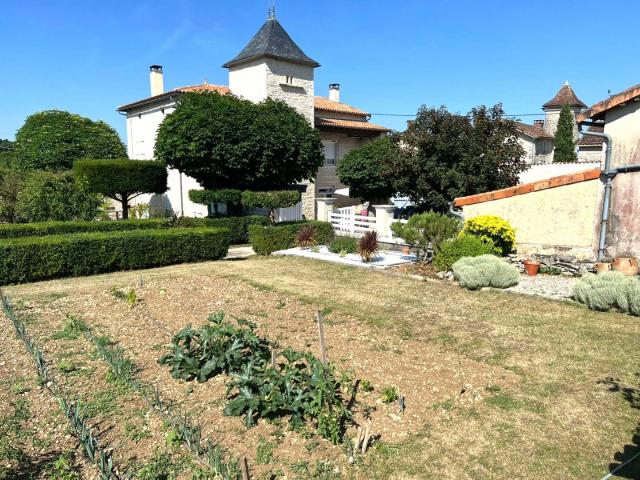 Logis Historique datant du XVIe siècle, Intérieur Raffiné, H. 172m² Barro