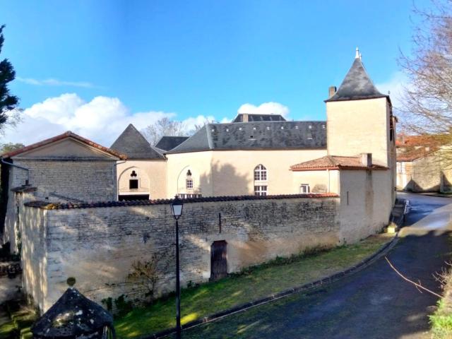 Logis Historique Raffiné, Restauré avec Goût, Tusson, Près d. 247m² Tusson