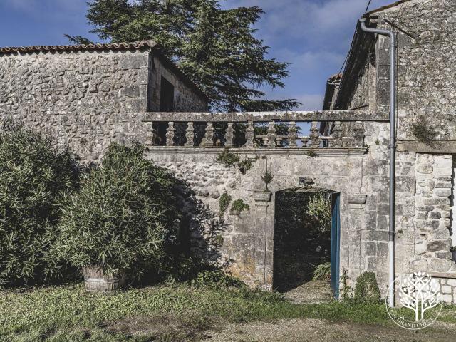 LOGIS SAINTONGEAIS et SES DEDENDANCES RESTAUREES HORS PERIMETRE INONDATION