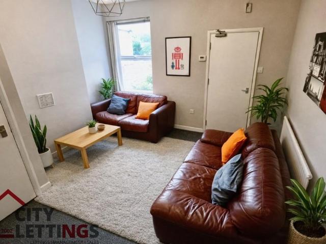 Lois Avenue, Nottingham 3 bed semi detached house to rent £897 pcm £207 pw
