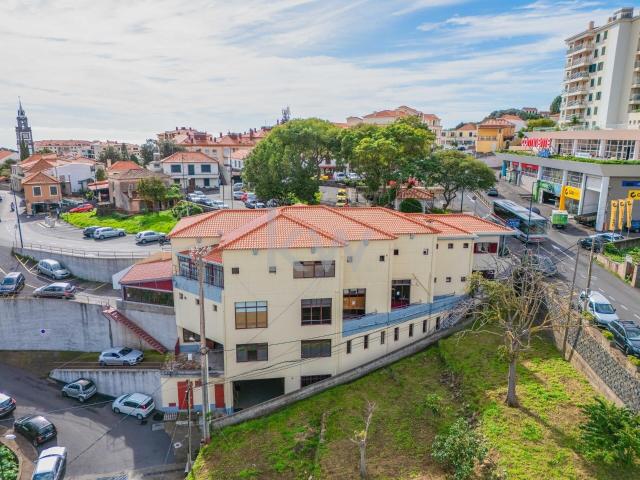 Loja Comercial Com 437m2 Para Venda No Centro Do Caniço 384m² Caniço