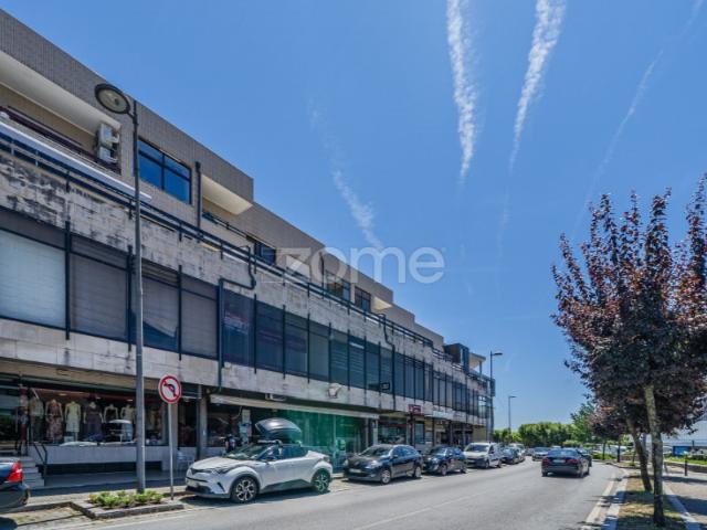 Loja transformada em Apartamento T1+1 no centro de Vila Verde Braga