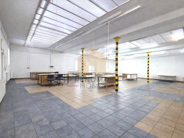Lokal 420 m² z halami i biurem, gotowy do działalności