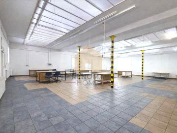 Lokal 420 m² z halami i biurem, gotowy do działalności
