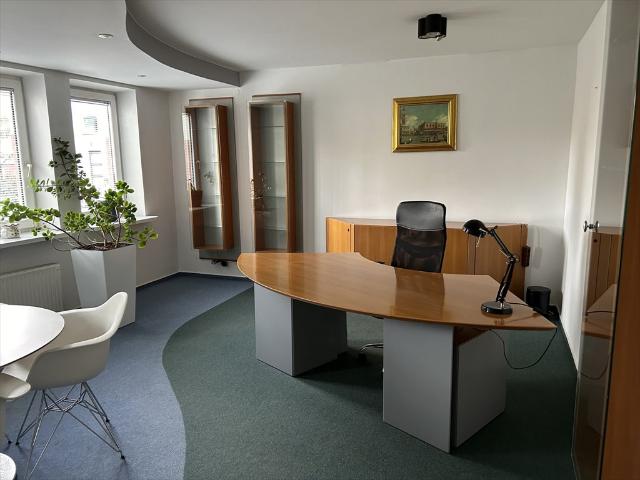 Lokal 186 m² w Śródmieściu z 8 pokojami i dużym potencjałem