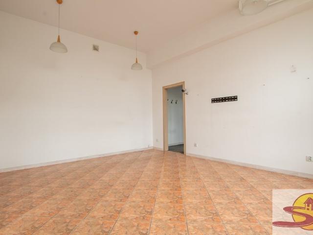 Lokal użytkowy 72,6 m² z witrynami, gotowy do działalności