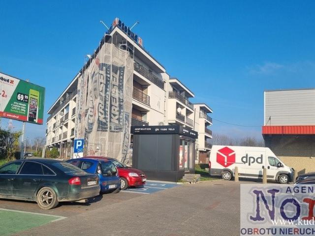 Lokal użytkowy 950 m² z dużym parkingiem i bliskością galerii