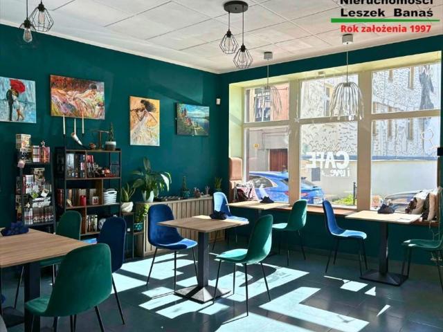 Lokal użytkowy 106 m² z witrynami i patio w centrum