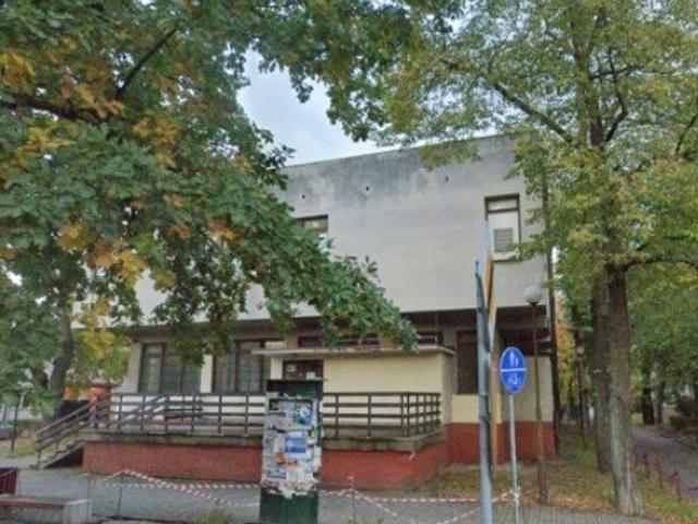 Lokal użytkowy 1100 m² w Pruszkowie do odświeżenia