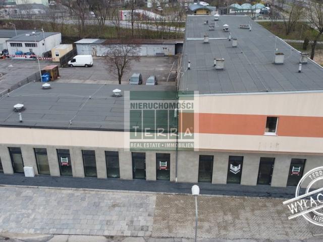 Lokal użytkowy 258 m2 przy głównej ulicy, parking, nowoczesna elewacja