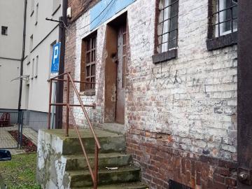 Lokal użytkowy 26,56 m² z WC, wymaga remontu, frontowe wejście
