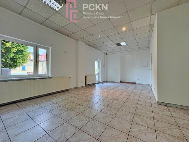 Lokal usługowo biurowy 135 m² z dużymi oknami i parkingiem