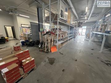 Lokal usługowy 400 m2 z witrynami, klimatyzacją i parkingiem