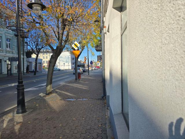 Lokal usługowy 55 m2 z dużymi reklamami i parkingiem