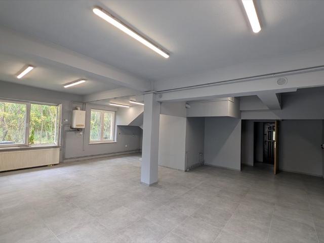 Lokal usługowy 75 m² z parkingiem widoczny z ulicy