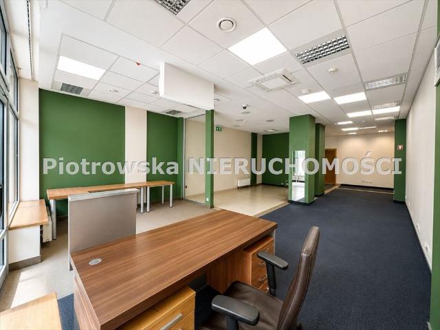 Lokal usługowy 79 m² w Titanicu z witrynami polecam!
