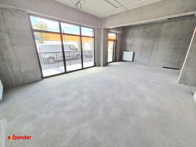 Lokal usługowy 99,93 m² z witrynami i parkingiem
