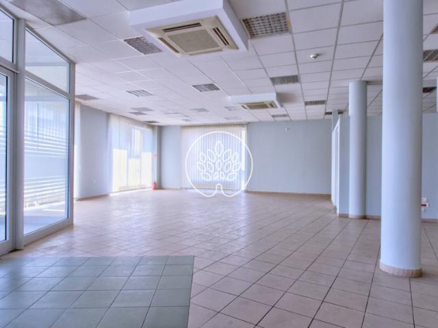 Lokal usługowy 240 m² z dużymi przeszkleniami i miejscami zapraszam