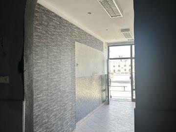 Lokal usługowy na Rynku z witryną i podziemiami