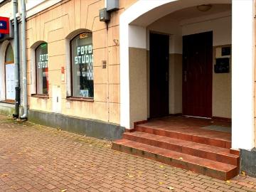 Lokal usługowy na Starym Rynku w Łowiczu z witrynami