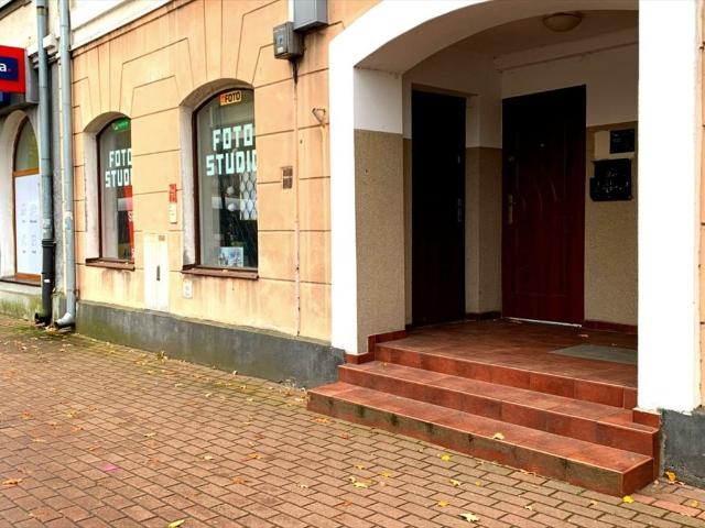 Lokal usługowy na Starym Rynku w Łowiczu witryny, piwnica