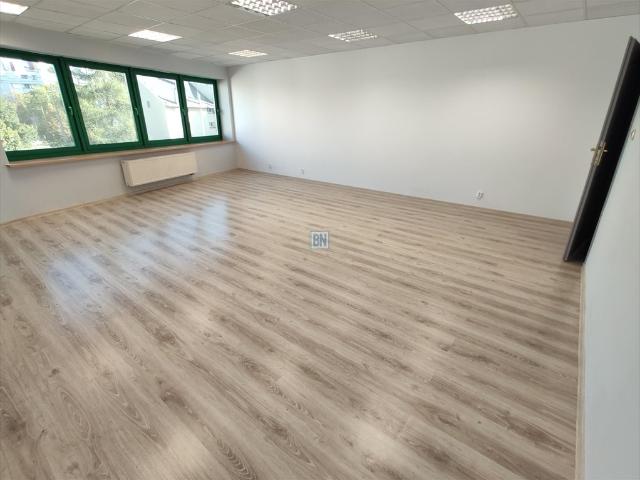Lokal biurowy 134 m² z klimatyzacją i parkingiem