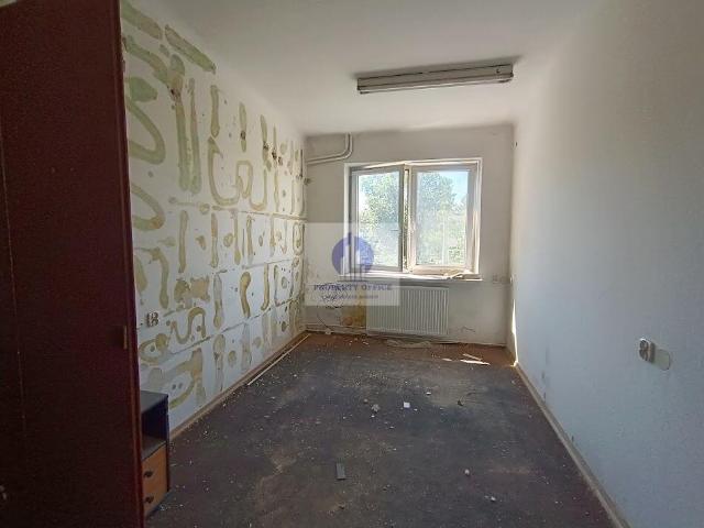 Lokal biurowy 13,5 m2, światło, parking, Włochy