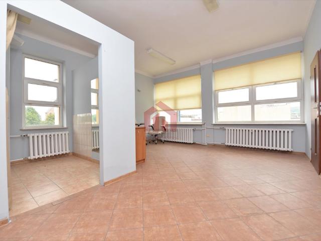 Lokal biurowy 26 m² z aneksem i parkingiem polecam!