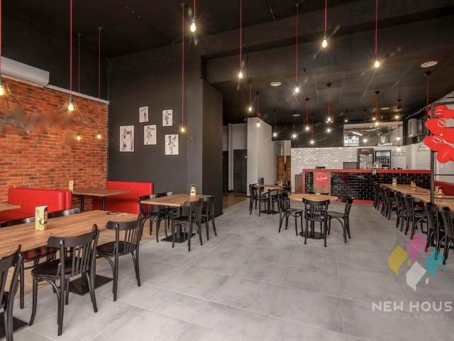Lokal gastronomiczny 176 m2 z pełnym wyposażeniem i witryną