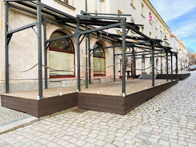Lokal gastronomiczny na Rynku z ogródkiem i dużymi witrynami
