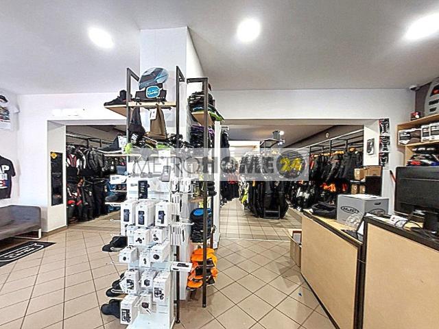 Na wynajem przestronny lokal handlowo usługowy 140 m² z witrynami