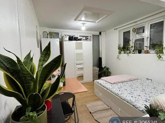 Lord Gardens, Ilford, IG5 Studio to rent £1,100 pcm £254 pw