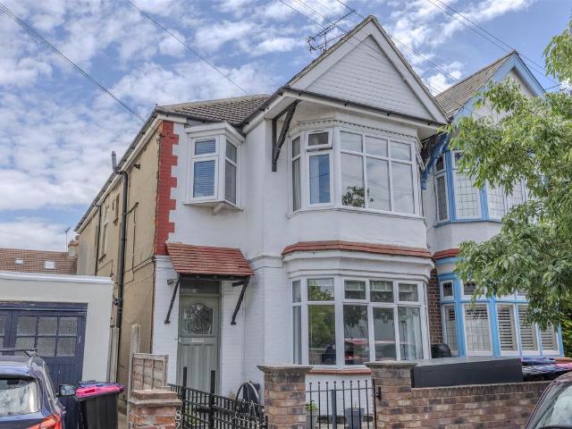 Lord Roberts Avenue, Leigh On Sea SS9, 2 bed flat to rent, £1,395 pcm | PrimeLocation