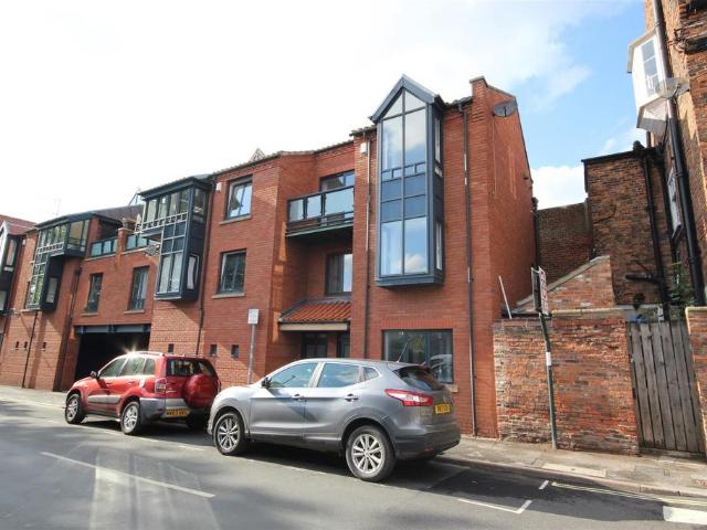 Lord Roberts Road, Beverley 3 bed house to rent £925 pcm £213 pw