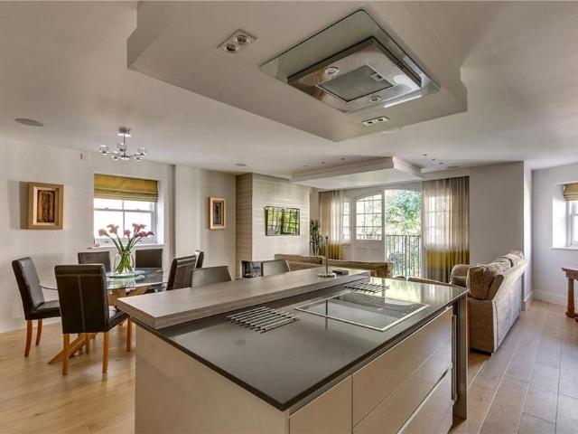 Lords Court, London W6 3 bed flat to rent £4,000 pcm £923 pw