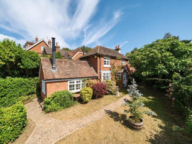 Lords Hill Common Shamley Green GU5 3 bed cottage to rent £4,150 pcm £958 pw