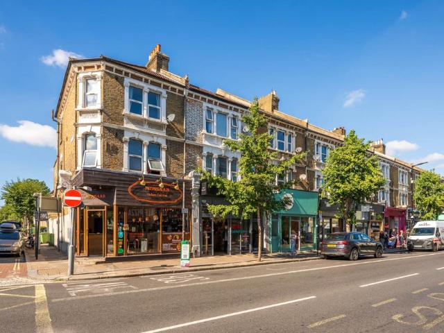 Lordship Lane, London 2 bed flat to rent £2,200 pcm £508 pw