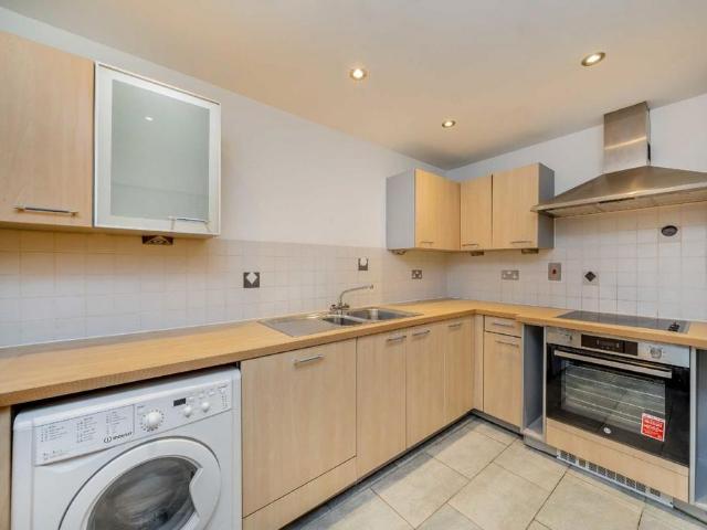 Lordship Lane, London SE22 2 bed flat to rent £2,150 pcm £496 pw