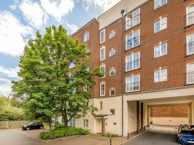 Lordship Lane, London SE22 2 bed flat to rent £2,150 pcm £496 pw