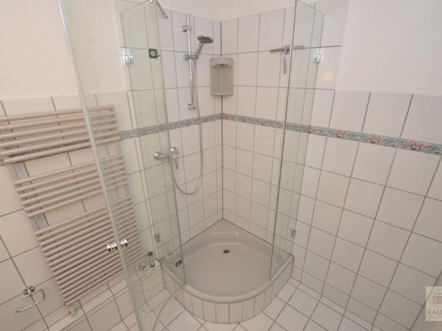 Lörick – Seestern: Gemütliche Dachgeschoß Wohnung im Reihenendhaus für Pendler