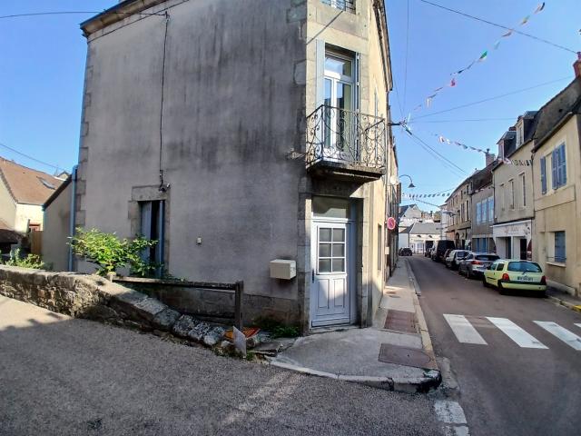 Lormes centre ville, maison de caractère avec 4 chambres et. 117m² Lormes
