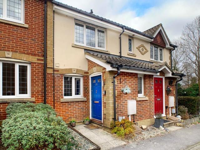 Lorne Gardens, Knaphill GU21 2 bed terraced house to rent £3,150 pcm £727 pw