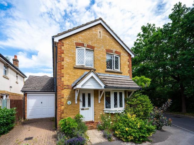 Lorne Gardens, Knaphill, Woking GU21, 3 bed detached house to rent, £2,350 pcm | PrimeLocation
