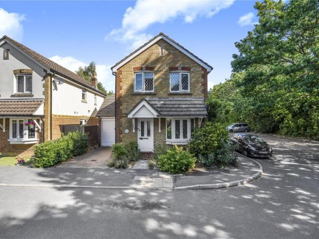 Lorne Gardens, Woking GU21 3 bed detached house to rent £2,450 pcm £565 pw