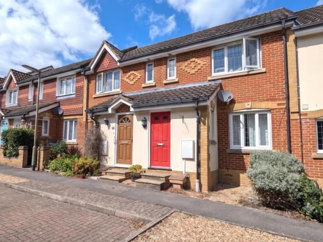 Lorne Gardens, Woking GU21 3 bed terraced house to rent £1,995 pcm £460 pw