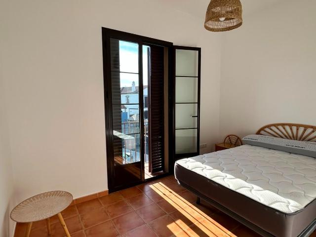 LOS ROSALES, TOCINA SEVILLA | Casa lista para entrar a vivir en una muy buena zona, con 4 dormitorios, suite y terraza