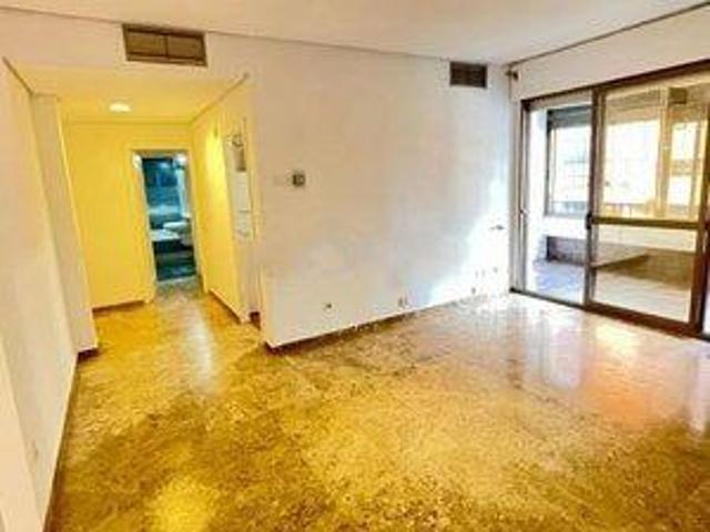 Los Remedios, Avda. República Argentina. Excelente apartamento SIN MUEBLES se alquila. Balcón terraza