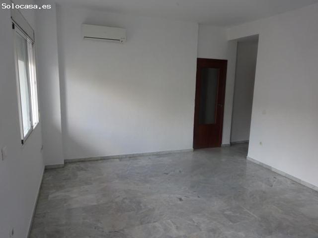 Los Remedios. Excelente vivienda SIN MUEBLES de 3 habitaciones 2 baños se alquila. Exterior con balc