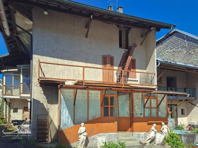 Lot de 2 maisons + grange avec cour et jardin, à vendre à PLANAISE 73